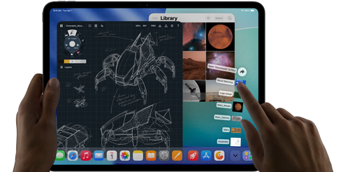 iPad Pro, noir sidéral, main gauche tenant l’appareil, main droite montrant un geste de pointage pour manipuler plusieurs fenêtres d’apps ouvertes, une app de dessin avec des croquis de designs mécaniques, une photothèque montrant des images de planètes et de l’espace, des fichiers en éventail dans le dossier Téléchargements