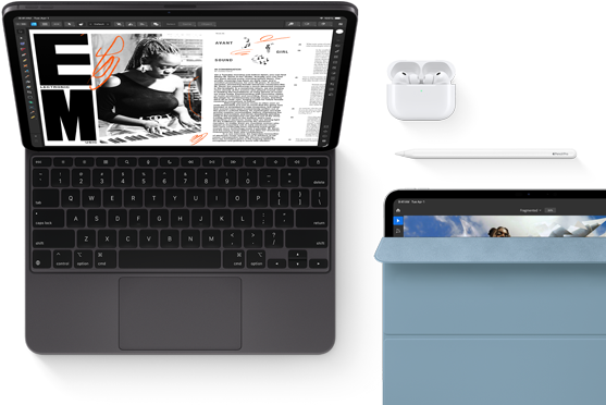iPad Pro fixé au Magic Keyboard, face avant, noir sidéral, angles arrondis, cadre noir de l’écran, ouvert, écran affichant une app de modification d’articles avec du texte et la photo d’une femme en train de jouer de la musique, AirPods 4 dans leur boîtier ouvert, Smart Folio bleu sur iPad Pro avec Apple Pencil Pro posé sur l’appareil, couverture légèrement ouverte laissant apparaître l’écran