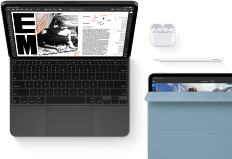 iPad Pro fixé au Magic Keyboard, face avant, noir sidéral, angles arrondis, cadre noir de l’écran, ouvert, écran affichant une app de modification d’articles avec du texte et la photo d’une femme en train de jouer de la musique, AirPods 4 dans leur boîtier ouvert, Smart Folio bleu sur iPad Pro avec Apple Pencil Pro posé sur l’appareil, couverture légèrement ouverte laissant apparaître l’écran