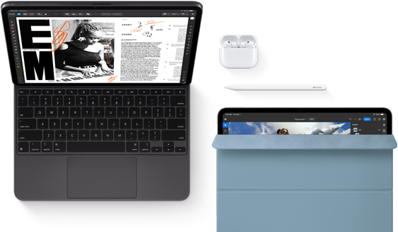 iPad Pro fixé au Magic Keyboard, face avant, noir sidéral, angles arrondis, cadre noir de l’écran, ouvert, écran affichant une app de modification d’articles avec du texte et la photo d’une femme en train de jouer de la musique, AirPods 4 dans leur boîtier ouvert, Smart Folio bleu sur iPad Pro avec Apple Pencil Pro posé sur l’appareil, couverture légèrement ouverte laissant apparaître l’écran