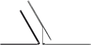 2 iPad Pro fixés au Magic Keyboard, vue latérale, profil fin, noir sidéral avec haut-parleurs et port USB-C, inclinés à mi-ouverture, argent, ouverts, inclinés vers l’arrière pour montrer le design suspendu de type cantilever du clavier, les hauts-parleurs et le micro