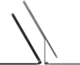 2 iPad Pro fixés au Magic Keyboard, vue latérale, profil fin, noir sidéral avec haut-parleurs et port USB-C, inclinés à mi-ouverture, argent, ouverts, inclinés vers l’arrière pour montrer le design suspendu de type cantilever du clavier, les hauts-parleurs et le micro