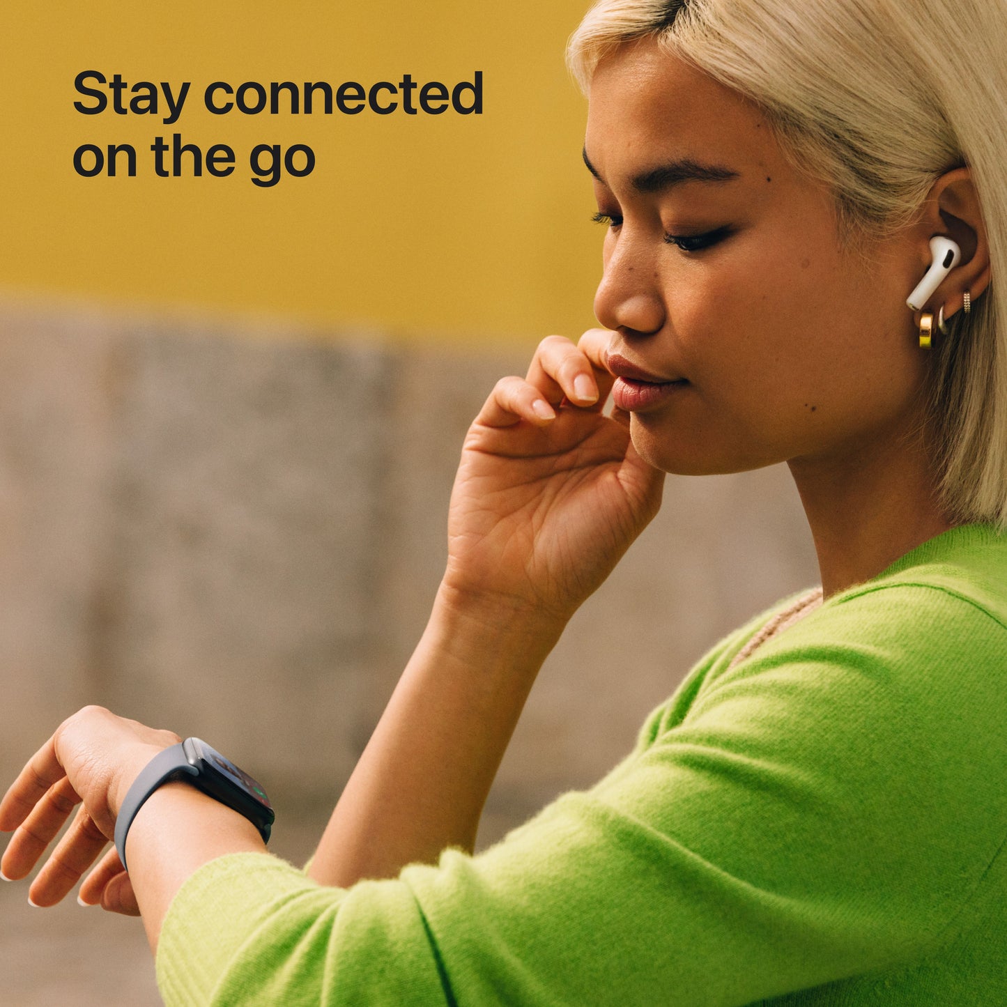 Apple Watch SE 3 showcasing daily activity tracking with Activity Rings and workout modes