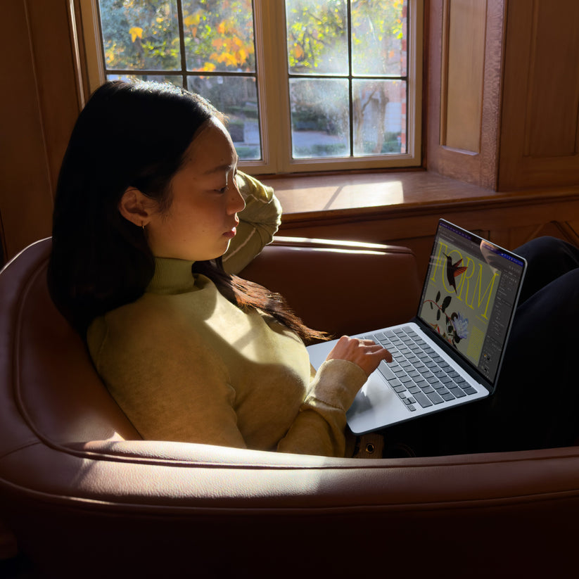 MacBook_Air_13-in_M5_Silver_PDP_Image_Position_7__CAEN