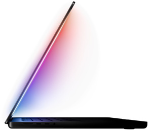 Un MacBook Pro légèrement ouvert projette une lueur multicolore de l'écran sur le clavier