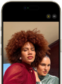 iPhone Air, extérieur avant, fonction Centre Stage pour photos en cours d'utilisation